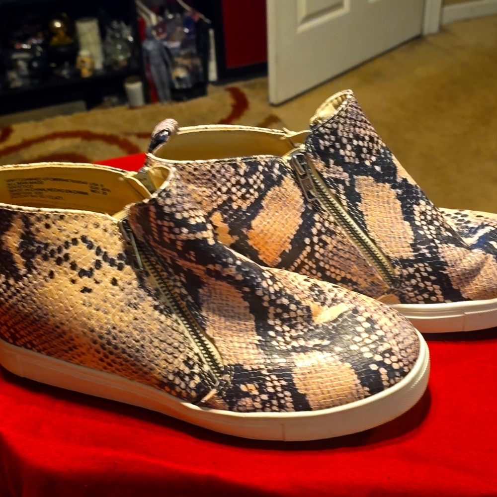 Women slip on snake shin shoes